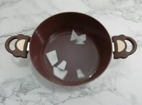 把椰子水倒入锅中，再把椰子肉取出来放入，大火烧开