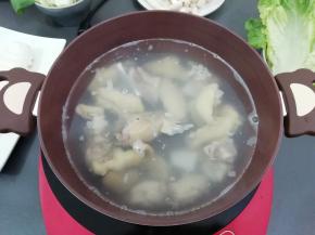 然后把焯好的鸡肉块放入锅中