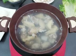 然后把焯好的鸡肉块放入锅中