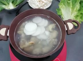 在放入白萝卜片