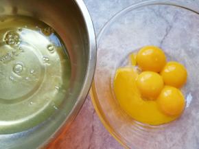 蛋清蛋黄分离。