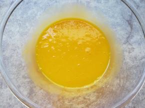 蛋清先放在一边，用手动打蛋器将蛋黄搅打均匀。