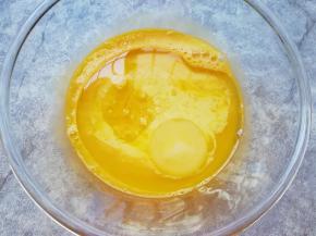 加入牛奶和玉米油，搅打至蛋黄、牛奶和玉米油完全融合。