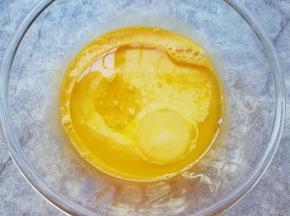加入牛奶和玉米油，搅打至蛋黄、牛奶和玉米油完全融合。