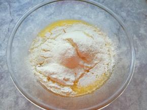 筛入低筋面粉，用手动打蛋器呈“Z”字形来回搅动，切记不要转圈搅拌，以免起筋。