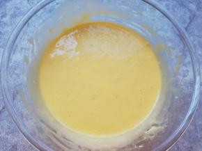 搅动至无干粉无颗粒，食材完全融合(如图)，放在一边备用。