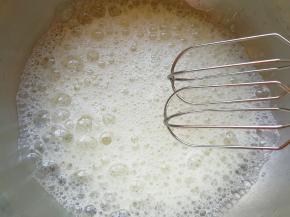 蛋清里面加入几滴柠檬汁，用电动打蛋器低速打发至粗泡状。