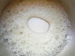 加入一半的细砂糖。