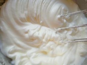 中速打发至出现明显的纹路。