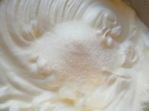 加入剩下的一半细砂糖。