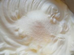 加入剩下的一半细砂糖。
