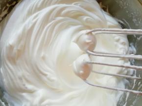 高速打发至提起打蛋器，打蛋器上的尖角坚挺竖立不弯。 