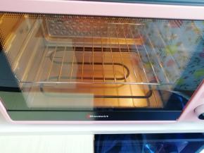 烤箱上下管150度预热。