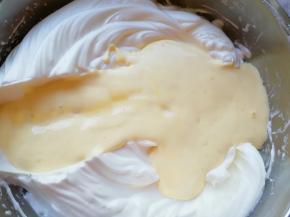 再把混合好的蛋黄糊倒回到剩下的三分之二蛋白里面，以同样的手法继续混合均匀。