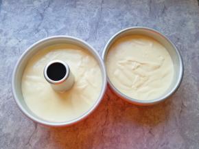 将混合好的蛋糕糊从模具的中间开始倒入模具里面，从高处垂直摔几下震出大气泡。