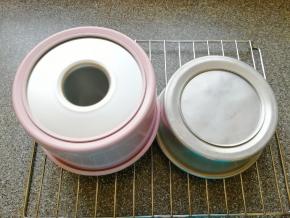 出炉以后垂直摔一下震出热气，倒扣在晾网上，凉透以后脱模。