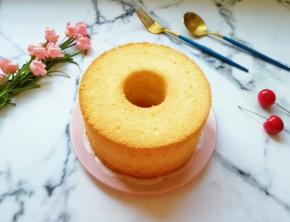 完整脱模的中空戚风蛋糕。