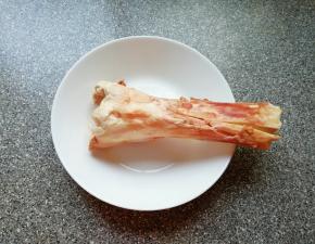 准备好牛大骨冲洗干净。