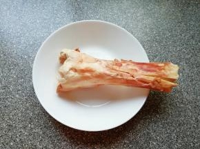 准备好牛大骨冲洗干净。