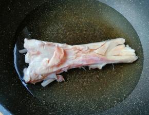 锅内放水加入2勺料酒，将牛大骨凉水入锅，烧开以后煮2分钟关火，捞出用凉水冲洗一下备用。