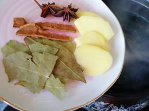 砂锅内加入水，放入焯好的牛大骨，加入生姜大料一起烧开，中小火炖两个小时。