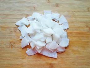 白萝卜洗干净切成片，焯一下水备用。