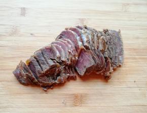 酱牛肉切成片。