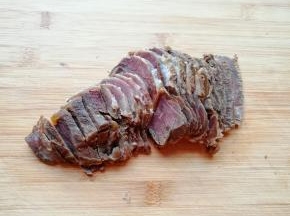 酱牛肉切成片。