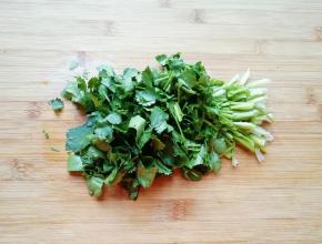 香菜洗干净切碎
