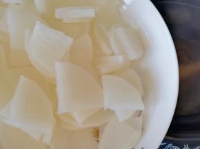 牛骨汤炖的剩半个小时的时候加入焯过水的白萝卜片，放盐调味，一起炖熟关火。