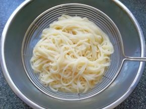 鲜面条煮熟过凉水。