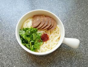 放入碗里，摆上切好的酱牛肉和香菜，放上一勺油泼辣子(不吃辣椒可以不放)。