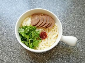 放入碗里，摆上切好的酱牛肉和香菜，放上一勺油泼辣子(不吃辣椒可以不放)。