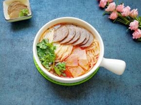 浇上浓浓的牛骨汤。
