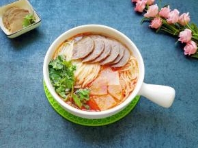 一碗香喷喷的牛肉面就做好了。