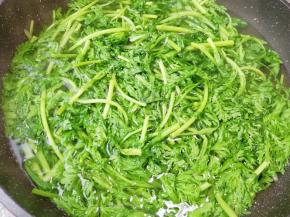 锅内放水烧开，加入一点盐和几滴食用油，下入茼蒿大火烧至茼蒿变色即可关火，焯好的茼蒿捞出过凉水备用。