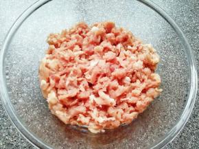 准备好肉馅。