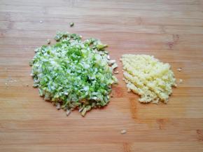 大葱和生姜分别洗干净剁碎。