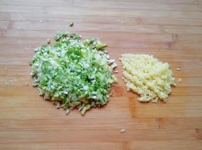 大葱和生姜分别洗干净剁碎。