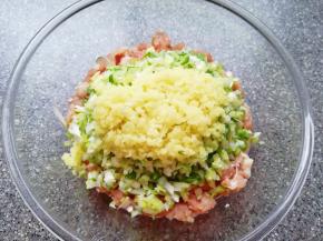 将葱姜碎末放在肉馅上。