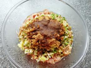 炒锅内倒适量的食用油烧热，浇在十三香上面。