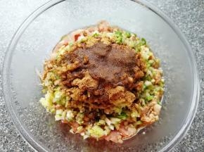 炒锅内倒适量的食用油烧热，浇在十三香上面。
