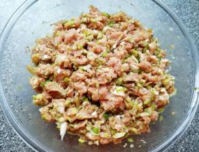 搅拌均匀，让肉馅静置一会儿备用。