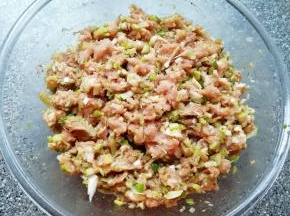 搅拌均匀，让肉馅静置一会儿备用。