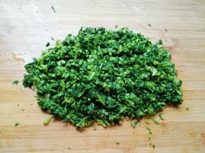 过过凉水的茼蒿攥去多余的水分剁碎。