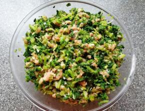 加入到肉馅里面搅拌均匀。