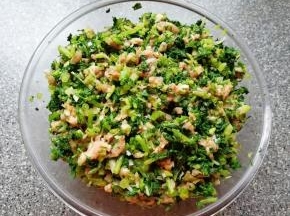 加入到肉馅里面搅拌均匀。