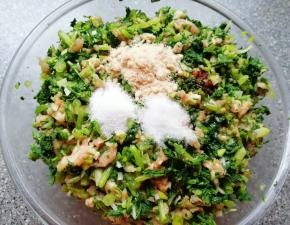 放老抽、生抽、鸡粉、盐、糖和香油搅拌均匀。