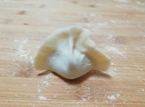 准备好饺子皮，包成自己喜欢的形状。