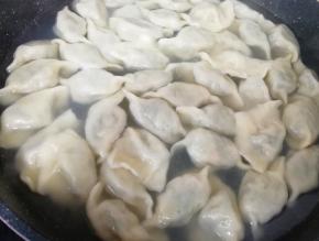 锅内放水烧开，下入饺子煮熟。